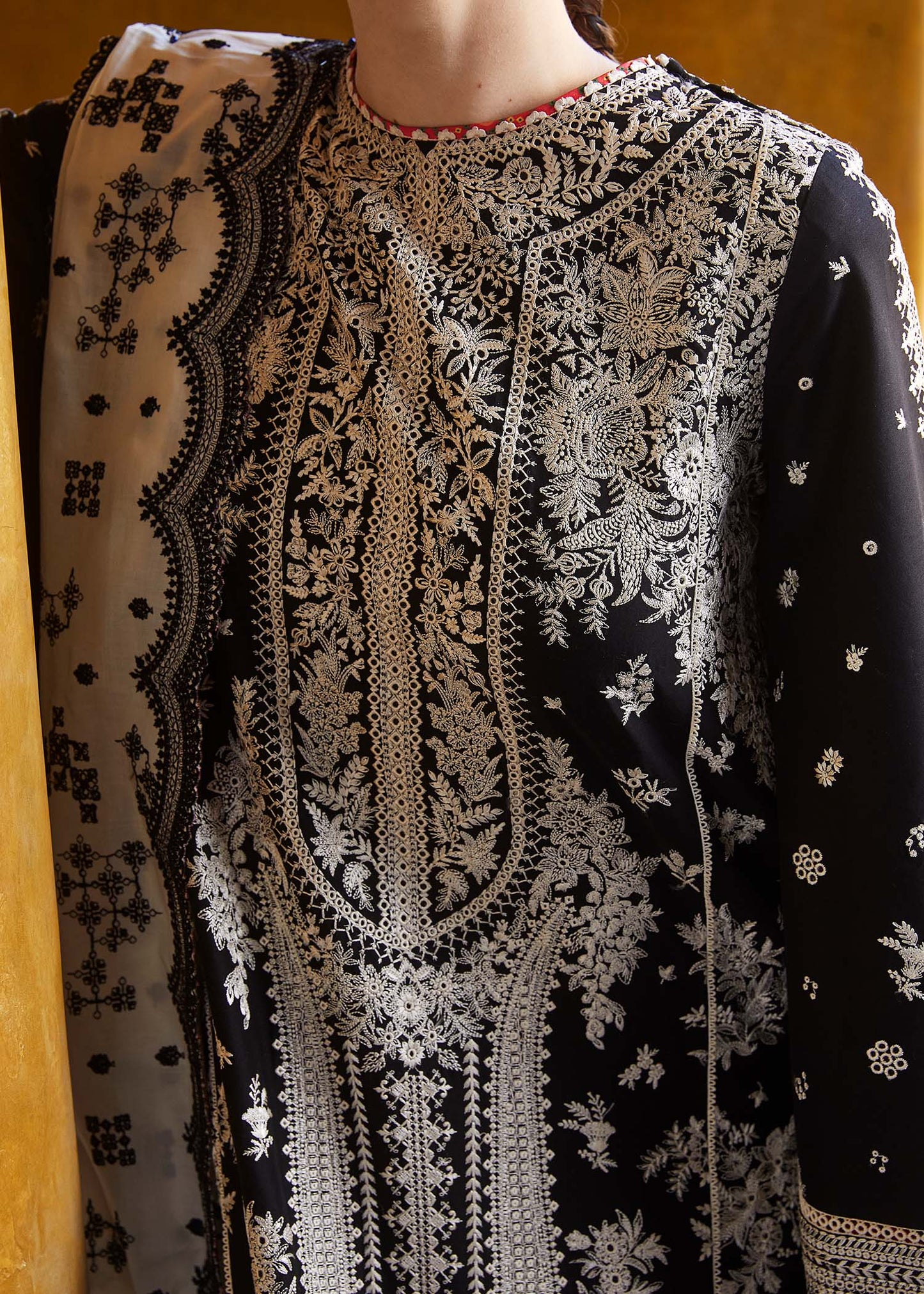 Hussain Rehar FF-004 Luxury Lawn Embroidered 3Pc Suit